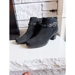 NWOT Clarks Bendables Black Suede Buckle Strap Side Zip Heeled Ankle Booties 8